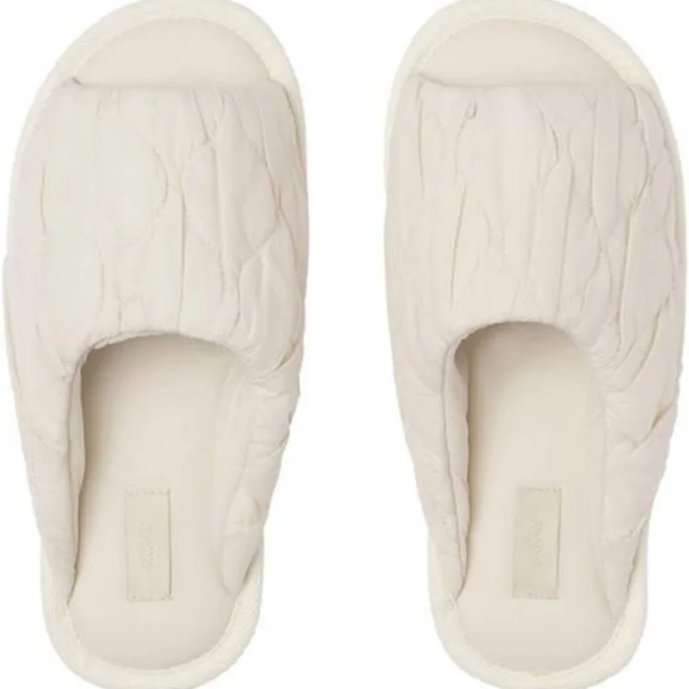 SKIMS Quilted Bedroom Slippers in Ivory/Sand - Women’s Sz39